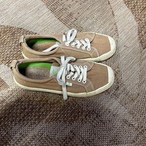 Cariuma Tan Sneakers with White and Green Accents Size 7.5